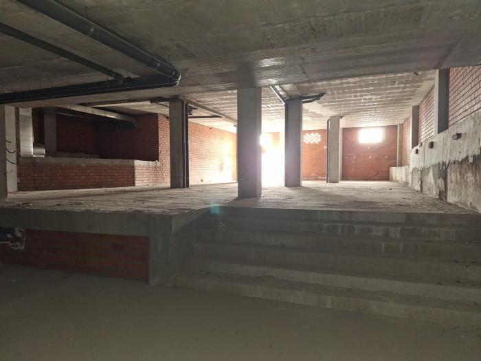 Se vende bajo comercial a pocos metros de la playa en Ribeira